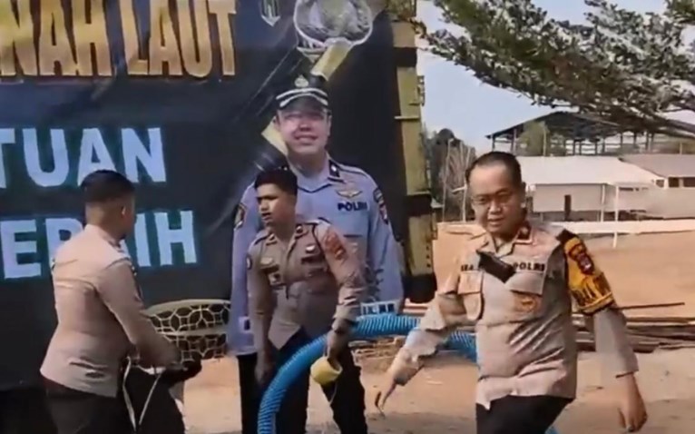 Wakapolres Tanah Laut Salurkan 6.200 Liter Air Bersih
