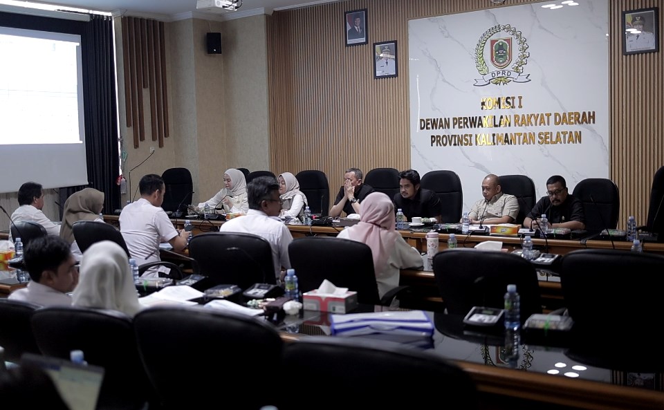 rapat kerja Komisi I bersama Dinas Kependudukan dan Pencatatan Sipil Provinsi Kalsel