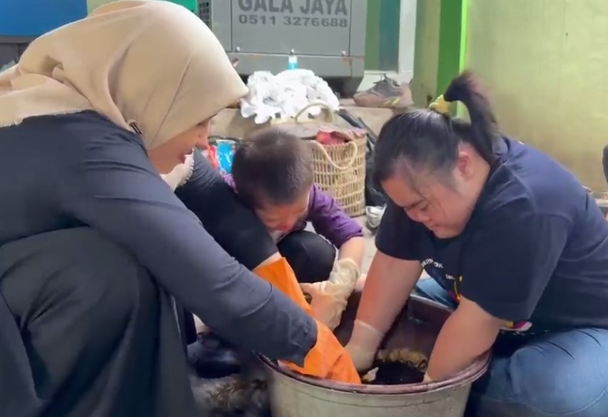 Anak Down Syndrome Belajar Berkarya Lewat Sasirangan