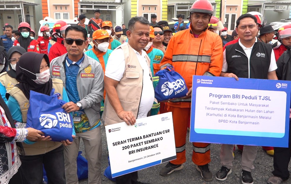 enyerahkan bantuan untuk penanganan karhutla