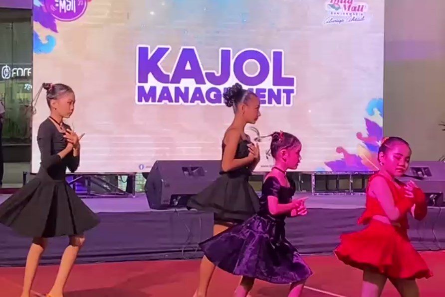 peserta dalam talent show yang digelar Kajol Management.