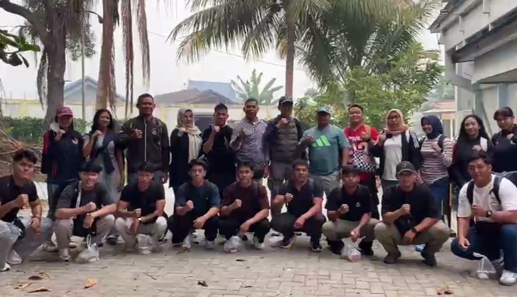 14 atlet gulat gaya bebas Kalimantan Selatan bersama sejumlah pelatih diberangkatkan ke Malaysi