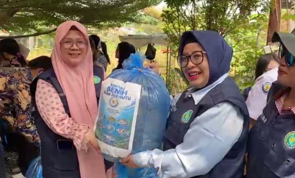 UNISM Tebar Bibit Ikan Betok di Sungai Gardu